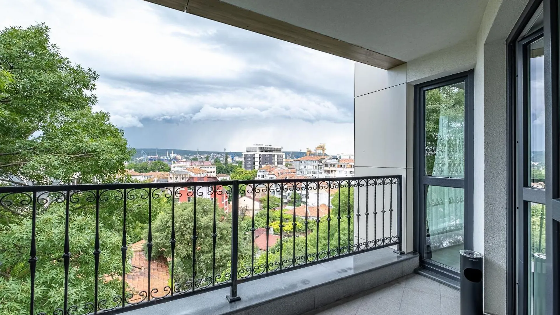 Boutique 1 Bedroom Apartment With Parking And Port View Varna